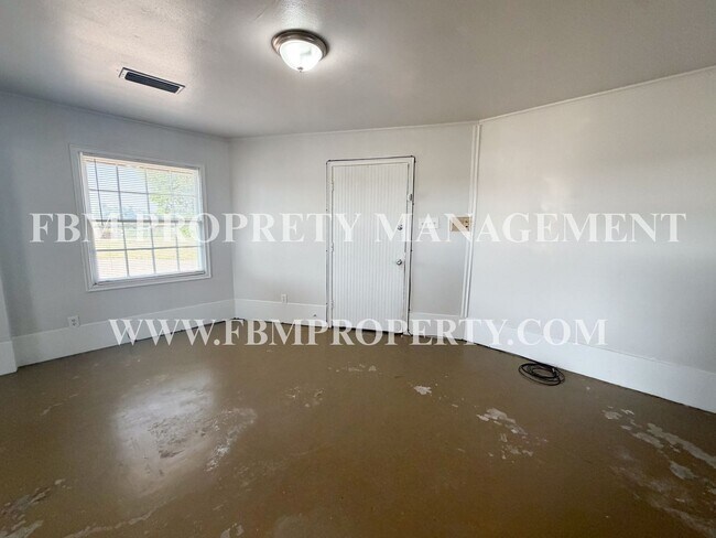 Building Photo - 2200 Country Club Rd