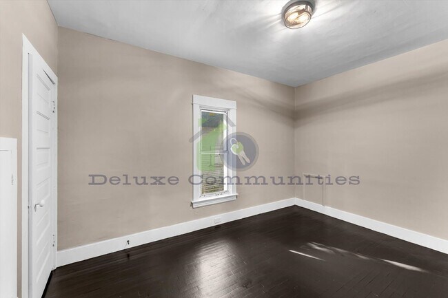 Building Photo - Remodeled 3BR + Flex Room | Steps from Leo...
