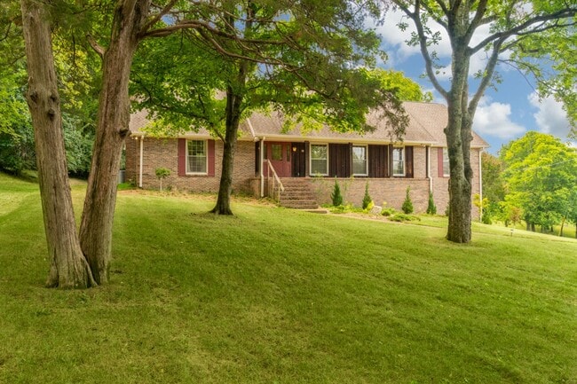 Building Photo - Single Family Home on almost an acre, 4 be...