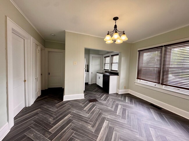 Building Photo - Charming 2 Bedroom 1 Bath House