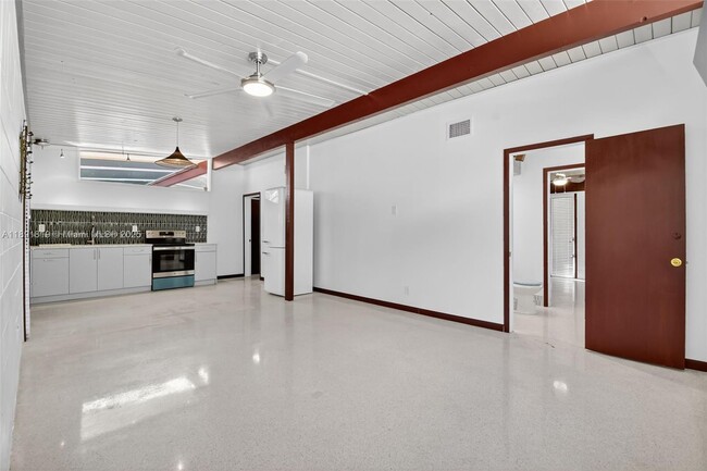 Building Photo - 630 NE 14th Ave