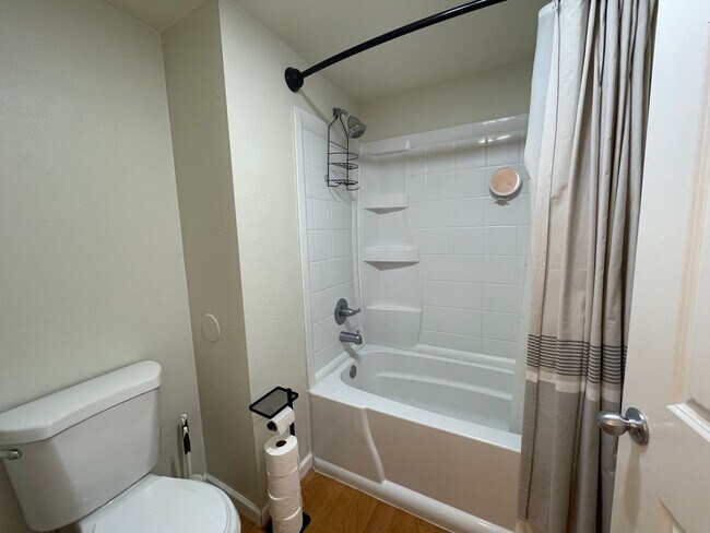 Building Photo - RARE Lake Oswego Bay Community 2Bd/2Ba in ...