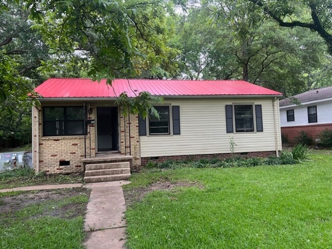 Primary Photo - Renovated 5 Bedroom 2 Bath Home for Rent!