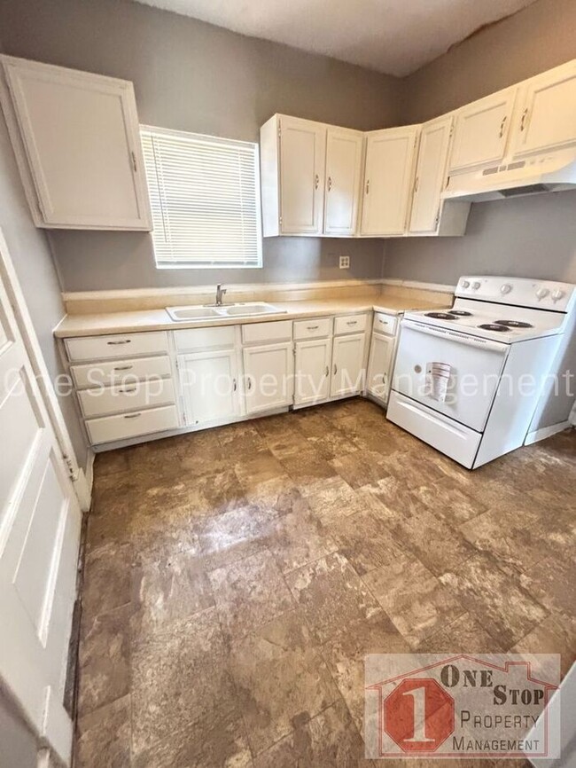 Building Photo - 3 Bedroom 1 Bathroom in Kansas City!