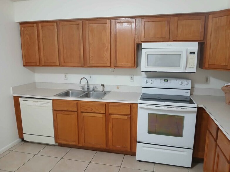 Kitchen - 9021 W Highland Pines Dr