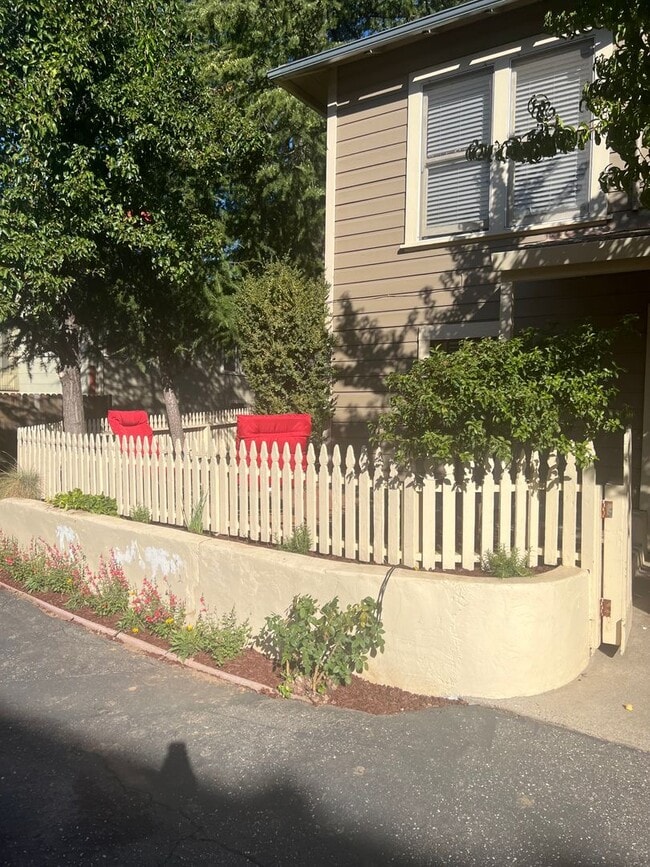 Building Photo - Adorable one bedroom apartment in downtown Grass Valley! Private parking, washer and dryer in unit.