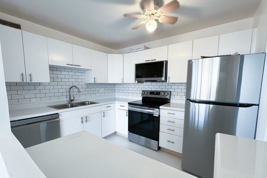 Kitchen - 6301 N Sheridan Rd