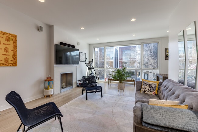 Building Photo - 922 N Hermitage Ave