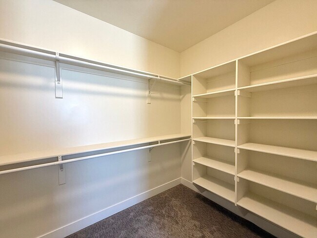 Building Photo - Single-Level 2 Bed / 2 Bath | Garage Available June 1st