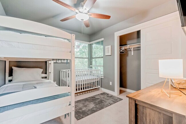 Building Photo - 2002 Rosewood Ave