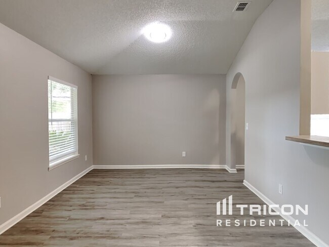 Building Photo - 844 MacKenzie Cir