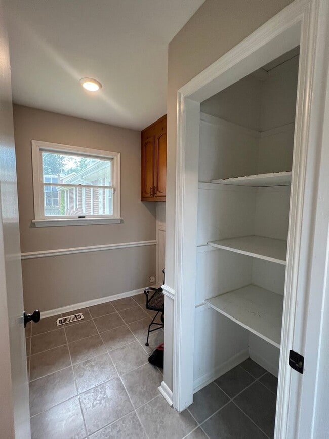 Building Photo - Updated and Spacious ranch in CAMELLIA ACRES