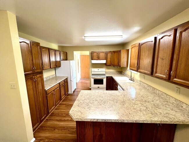 Building Photo - Pet Friendly 4 Bed 2 Bath Single Family Home, with Fenced Yard and Garage on Westside of Helena!