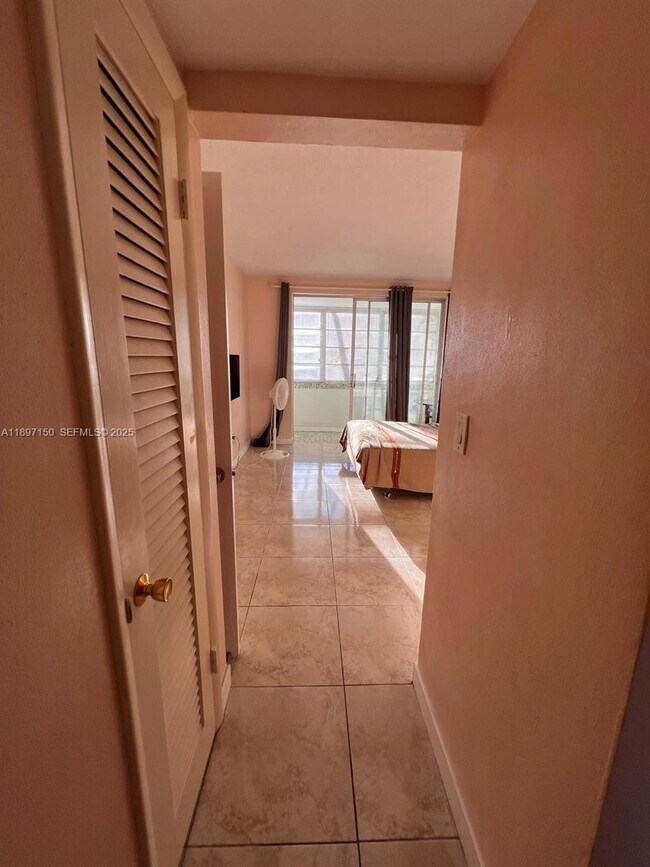 Building Photo - 1591 NE Miami Gardens Dr