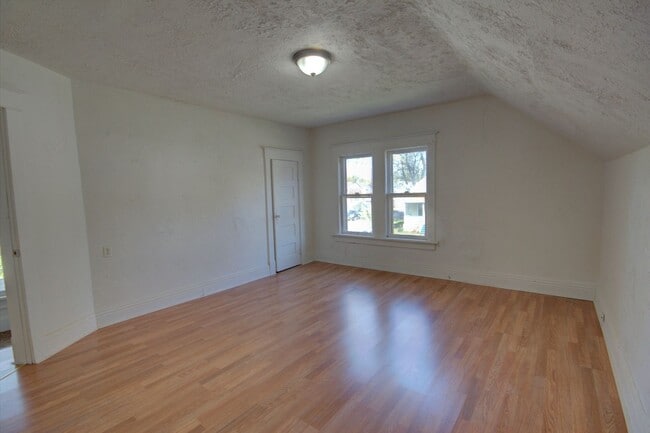 Building Photo - 2 Bed Home