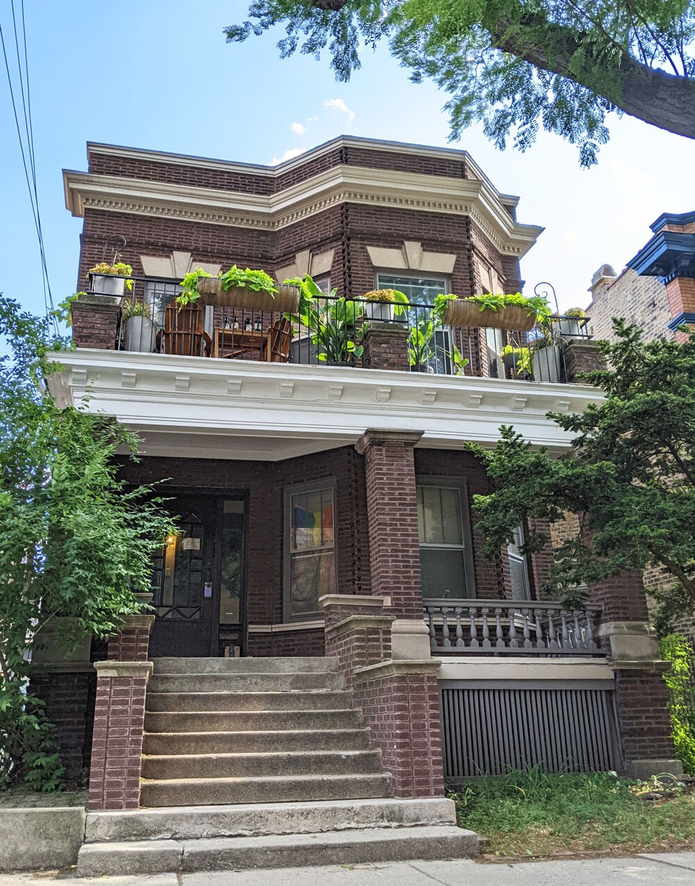 Building Photo - 1057 W Balmoral