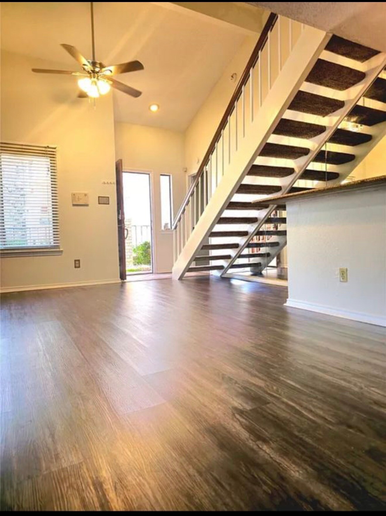 Building Photo - 565 Ranch Trl