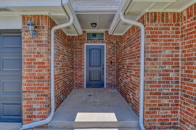 Building Photo - Newly Remodeled Three Bedroom with a Water...