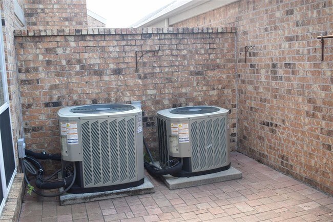 Building Photo - 600 Wilcrest Dr