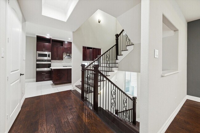 Building Photo - 1620 W 24th St