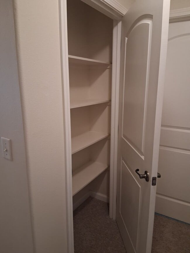 Building Photo - Cute, clean 2 bedroom upstairs apartment with patio.