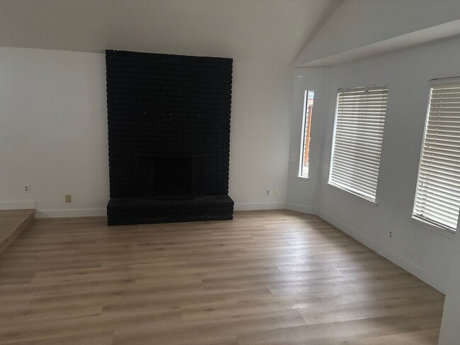 Building Photo - Beautiful Fair Oaks 4/2!  BIG HOUSE  **See details below for viewings**