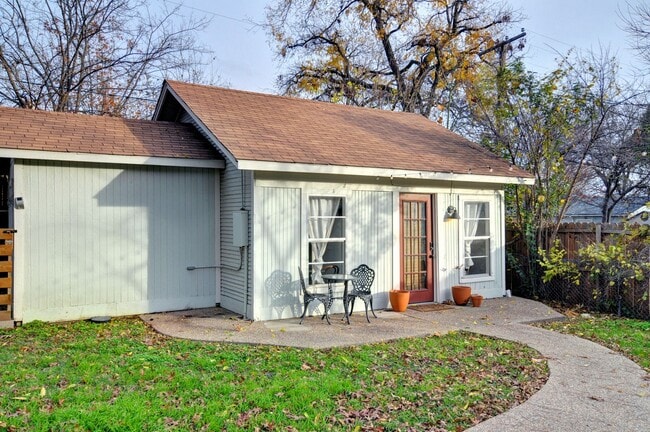 Building Photo - 1707 Thomas Pl