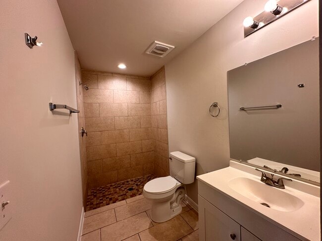 Building Photo - 137 SE 13th St