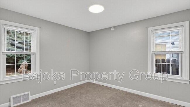 Building Photo - 648 Mayflower Ave