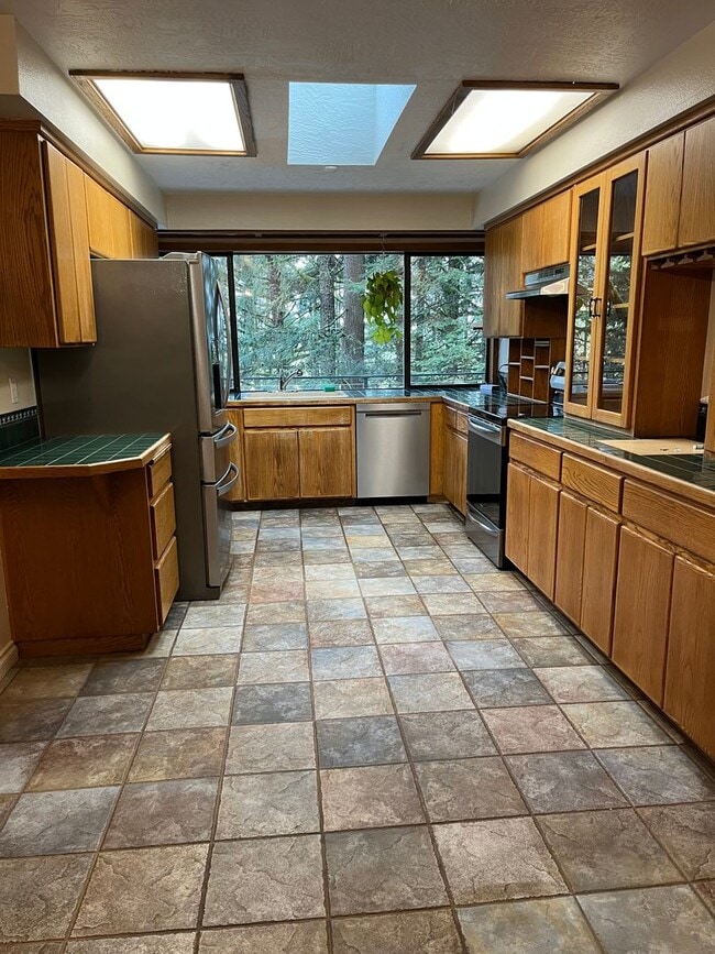 Building Photo - Beautiful Large 1 Bedroom Apartment in McMinnville