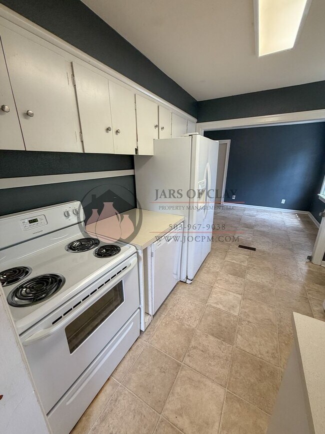 Building Photo - Spacious NE Salem Character Home | Pet Friendly | Central Heat