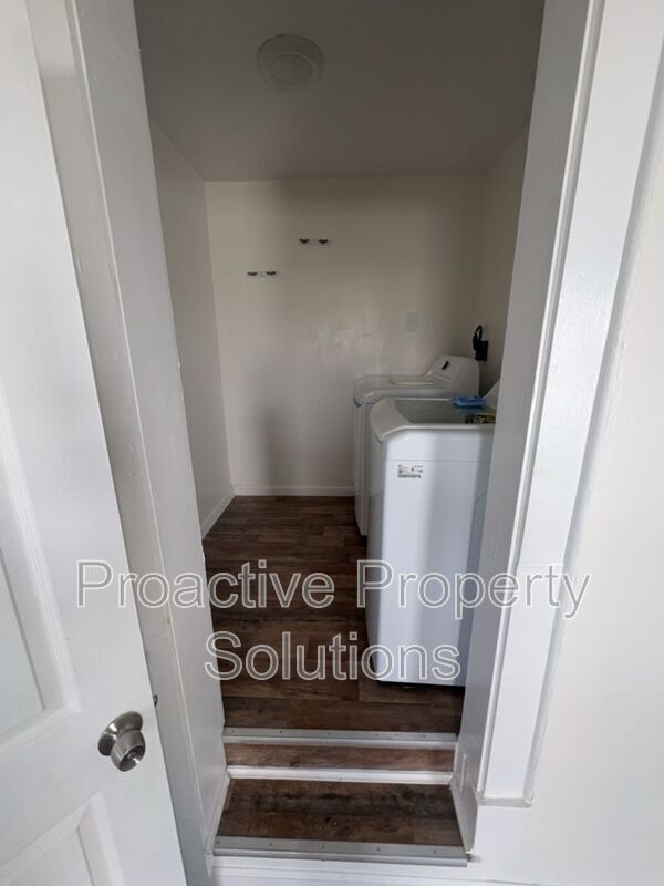Building Photo - 221 Dunmore St