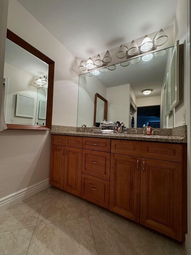 Building Photo - 6219 Bay Club Dr