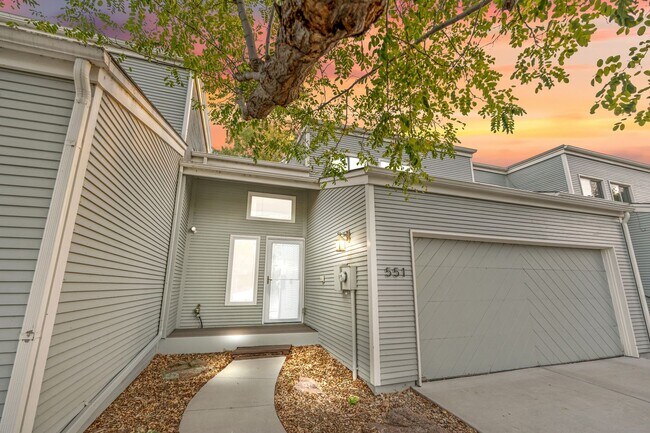 Building Photo - Lakeside living in 3-bedroom, multi-story ...