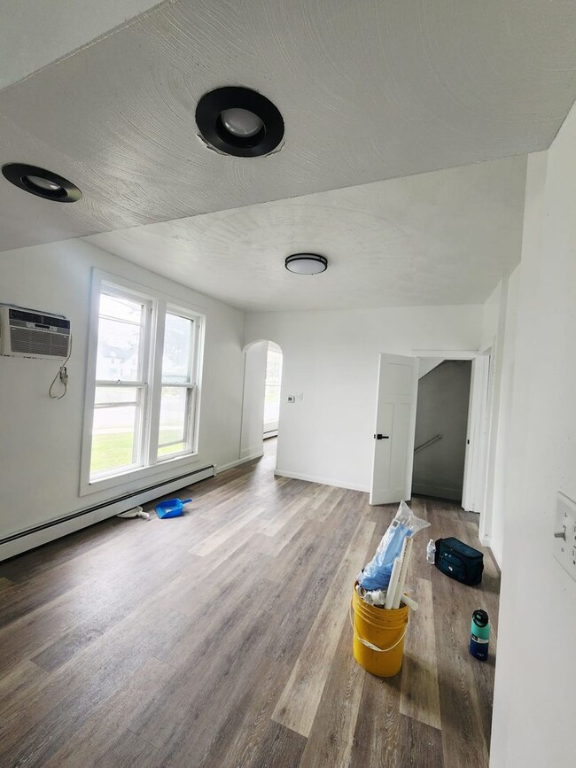 Building Photo - Fully Remodeled 5BR Home with 3-Car Garage...