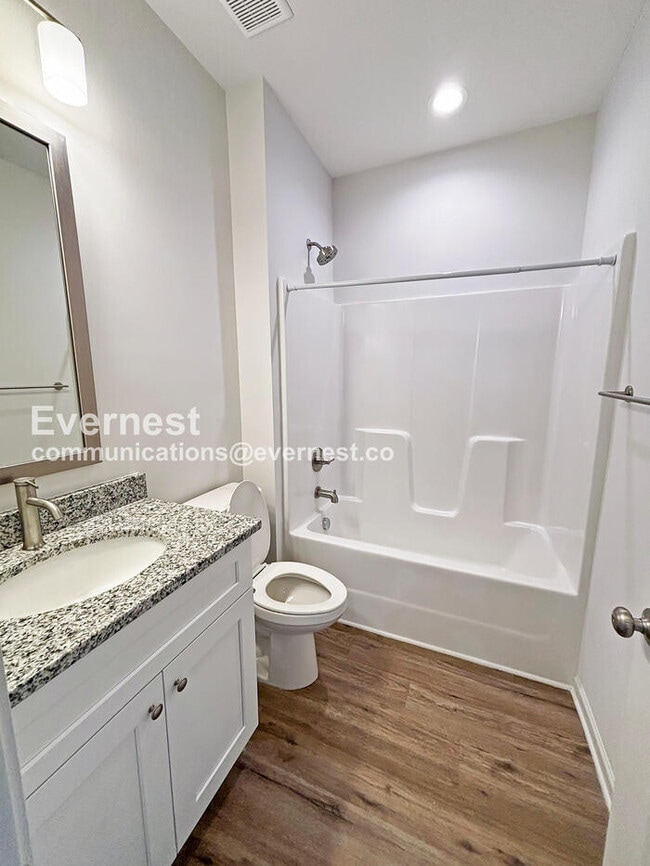 Building Photo - 3 Bed/2 Bath Home with Garage / Pet-Friendly / Vouchers Accepted / Available Now!