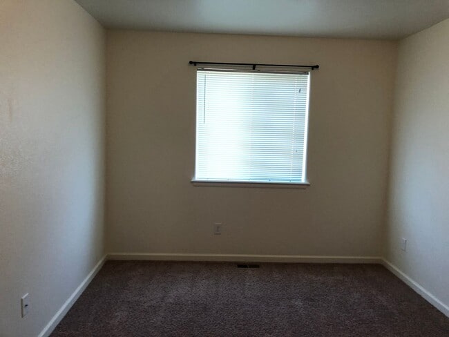 Building Photo - Fantastic Townhome in Wellington