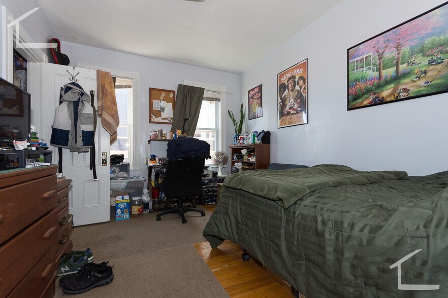 Building Photo - 168 Hillside St