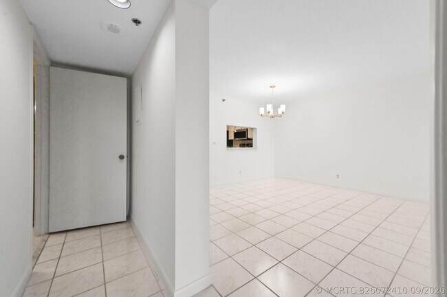 Building Photo - 7260 Kinghurst Dr