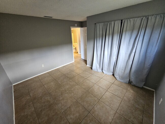 Building Photo - 1409 Laura St