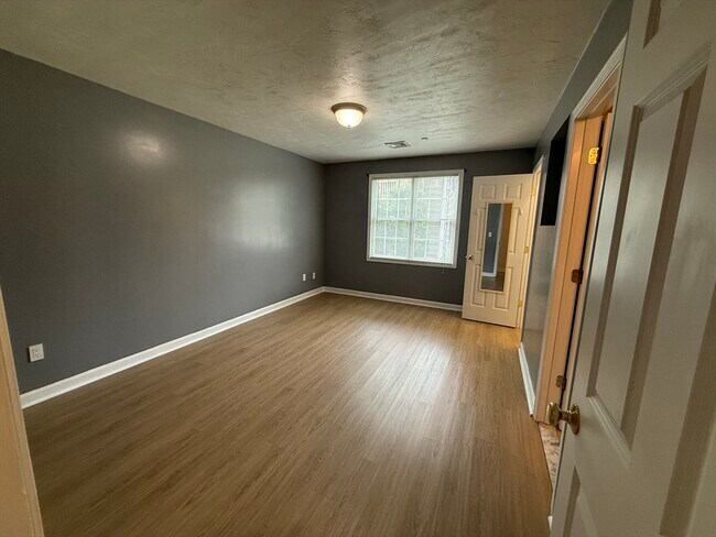 Building Photo - 215 Longmeadow Rd