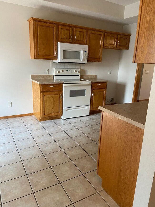 Building Photo - Great 3 BR, 2 Bath, 2 Car Garage Ranch located in SW Springfield.