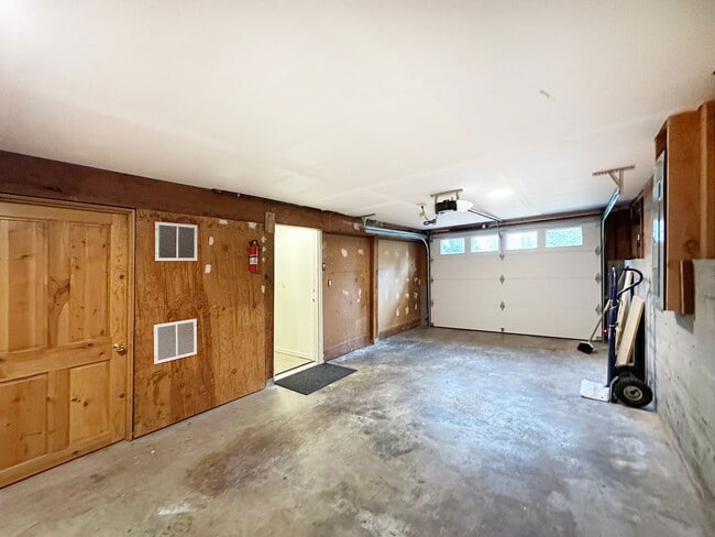 Building Photo - 4bd/2.5ba Seattle Home