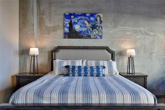 Building Photo - 302 SE Broadway St