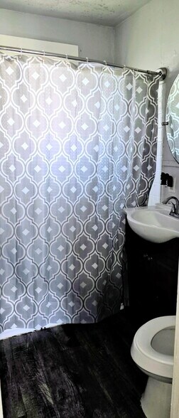 Building Photo - 1318 W 10th St