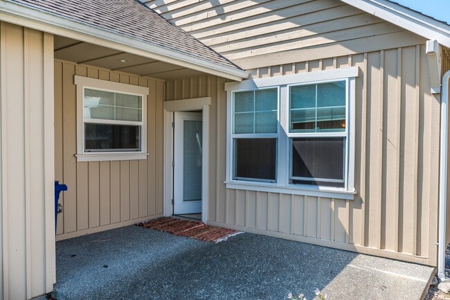 Building Photo - 2 Bed 2 Bath Single-Level Home (55 & over Community) Landscaping Included
