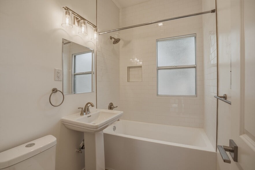 Building Photo - 2317 Ocean Park Blvd