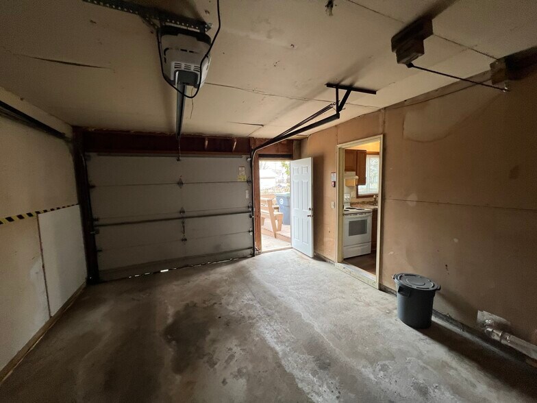 Attached 1-Car Garage - 2000 Miller St