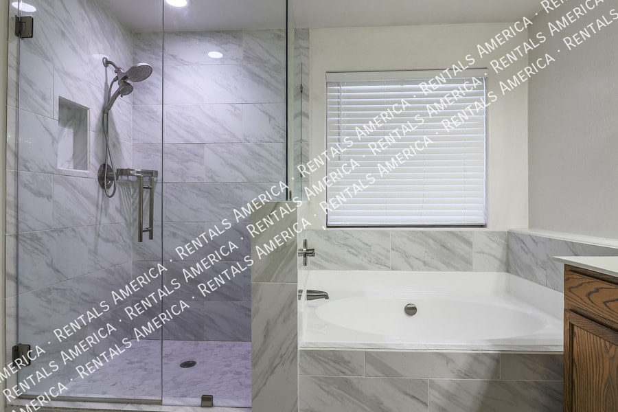 Building Photo - 10606 W La Reata Ave