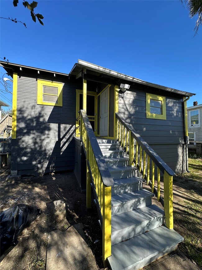 Building Photo - 1709 Biovu Dr